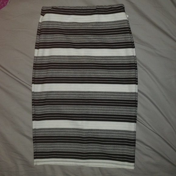 Gorgeous black and white striped pencil skirt - Picture 1 of 2